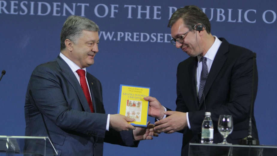 Porošenko Vučiću poklonio Danasovu knjigu 1