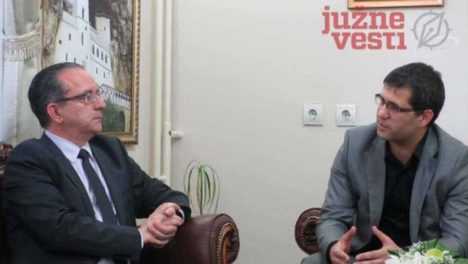 Uzimao novac od preduzeća, pozivao se na kumstvo sa ministrom policije 1