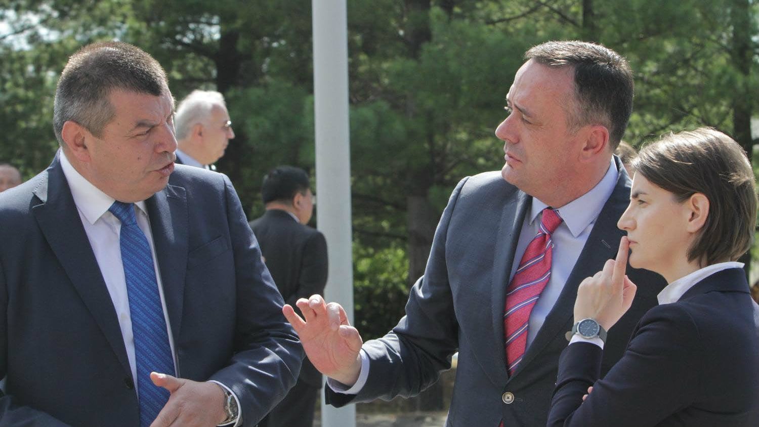 Vučić za smenu direktora EPS-a, Brnabić protiv 1