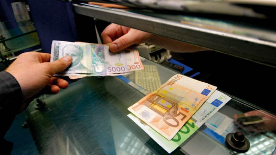 Srbi i dalje više veruju evru nego dinaru 1