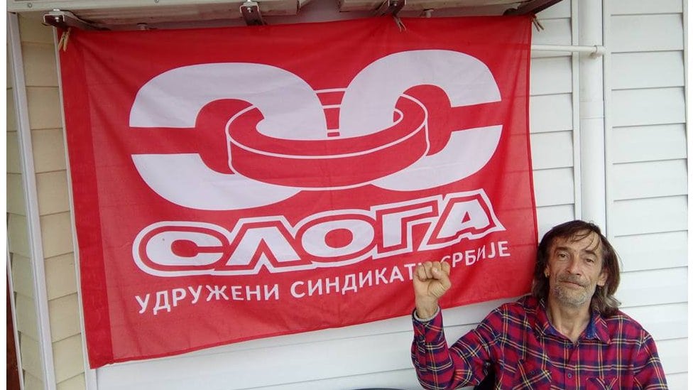 Dukanac ispred zastave sindikata na čijem je čelu