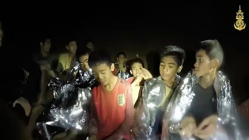 Slika iz video snimka na kojoj se vide neki od članova zarobljenog fudbalskog kluba.