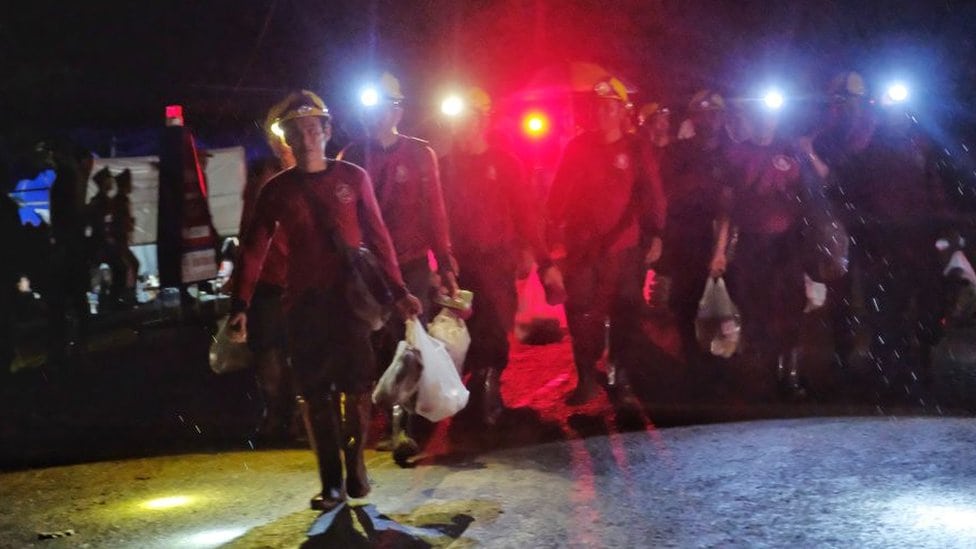 Ronioci spasavaju dečake zarobljene u pećini na Tajlandu