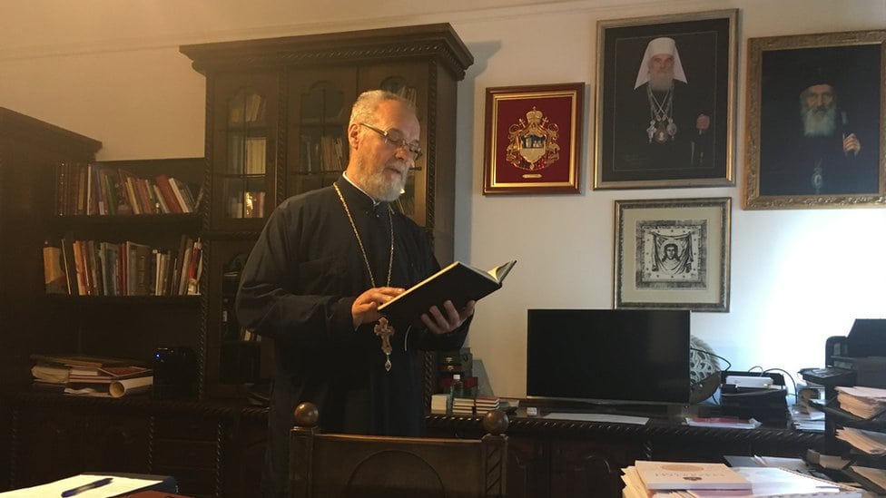 Zašto su stanarima Stepe obećane škole i vrtići, a dobijaju crkvu 5 Otac Stojadin Pavlović u kancelariji