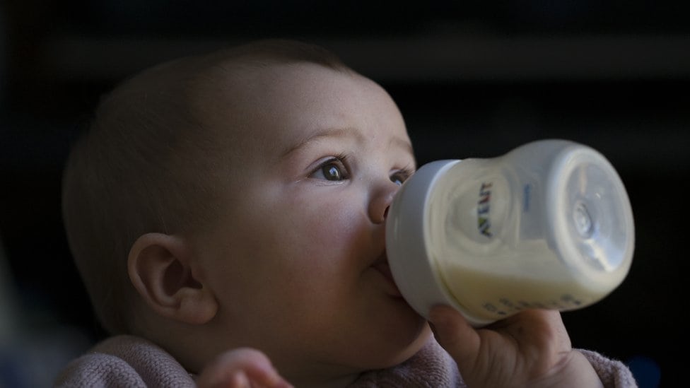 Beba koja pije mleko na flašicu