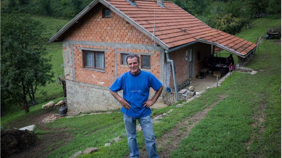 Srebrenica i Bratunac: Pomen za srpske žrtve ubijene na početku rata u Bosni 4 Ivko Stojanović pred kućom u Zalazju, Srebrenica, 2018.