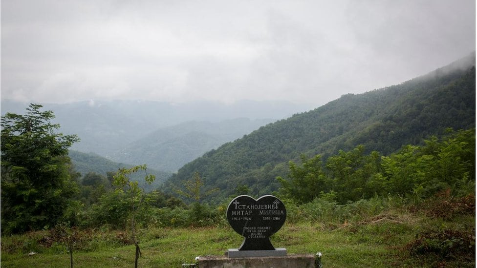 Srebrenica i Bratunac: Pomen za srpske žrtve ubijene na početku rata u Bosni 5 Groblje u Zalazju