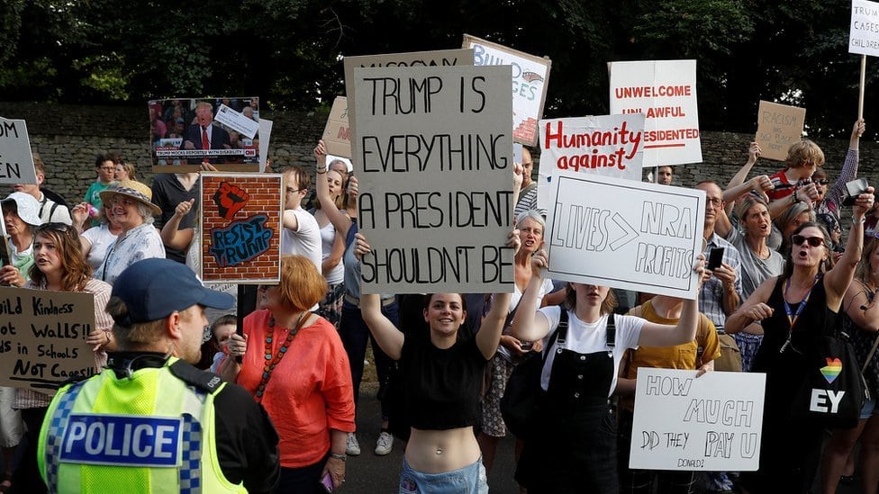 Tramp: Bregzit će „verovatno ubiti" trgovinski sporazum sa SAD 10 Demonstranti u blizini Blenhajm Palate
