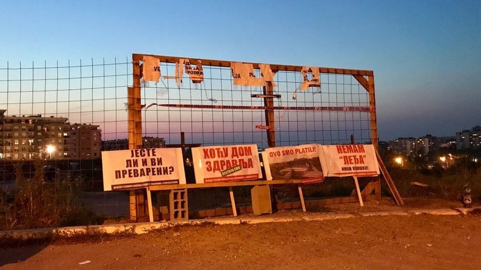 Zašto su stanarima Stepe obećane škole i vrtići, a dobijaju crkvu 4 Mesto pored sporne parcele na kome stanari stražare svake noći