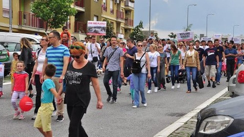 Zašto su stanarima Stepe obećane škole i vrtići, a dobijaju crkvu 6 Stanari u protestnoj šetnji ulicama naselja Stepa Stepanović.