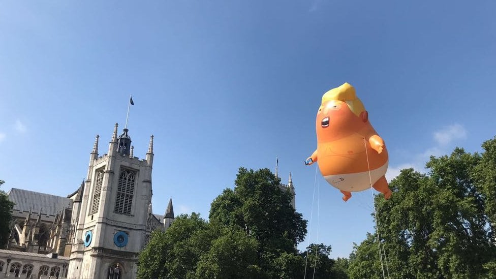 Veliki balon bebe Trampa pred poletanje