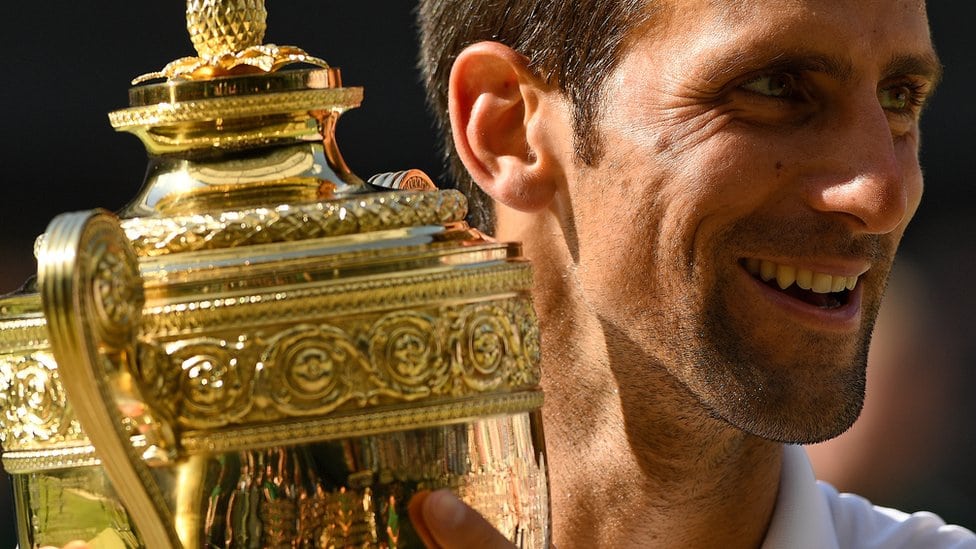Đoković osvojio Vimbldon – to šta jede, više nije bitno 1 Novak Đoković drži pehar sa Vimbldona
