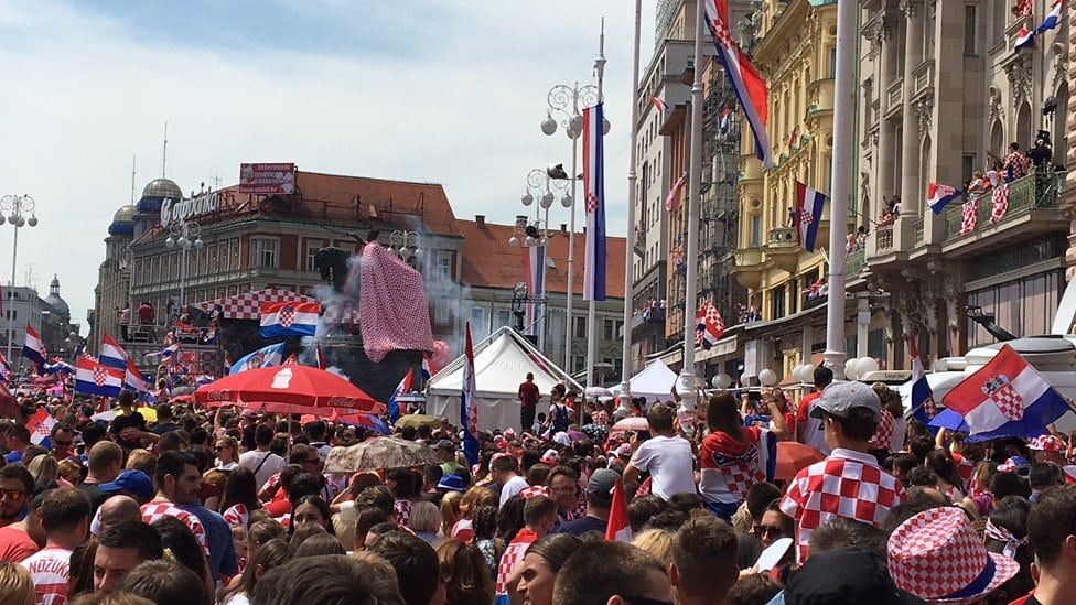 Francuska i Hrvatska dočekale fudbalske heroje 7 Trg Bana Jelačića u zastavama