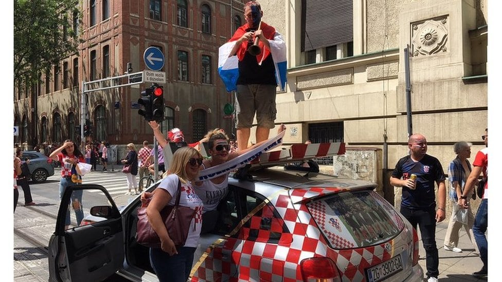 Francuska i Hrvatska dočekale fudbalske heroje 8 i automobili su u znaku zastava