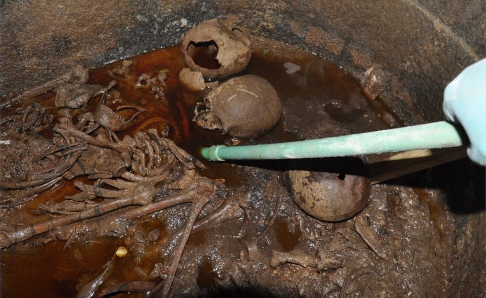 Tri skeleta u sarkofagu u crveno-crnoj kanalizacionoj vodi