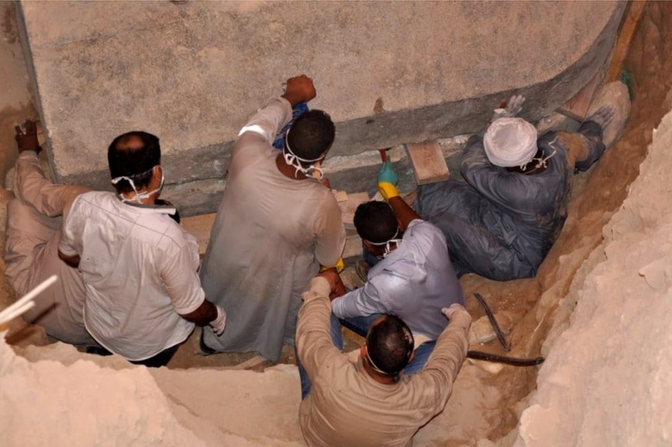 Radnici se spremaju da otvore sarkofag