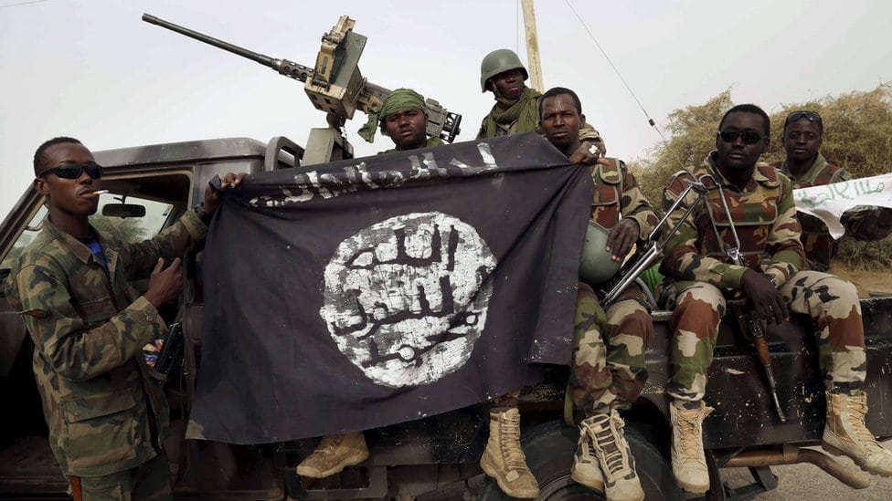 vojnici drže zastavu Boko Harama