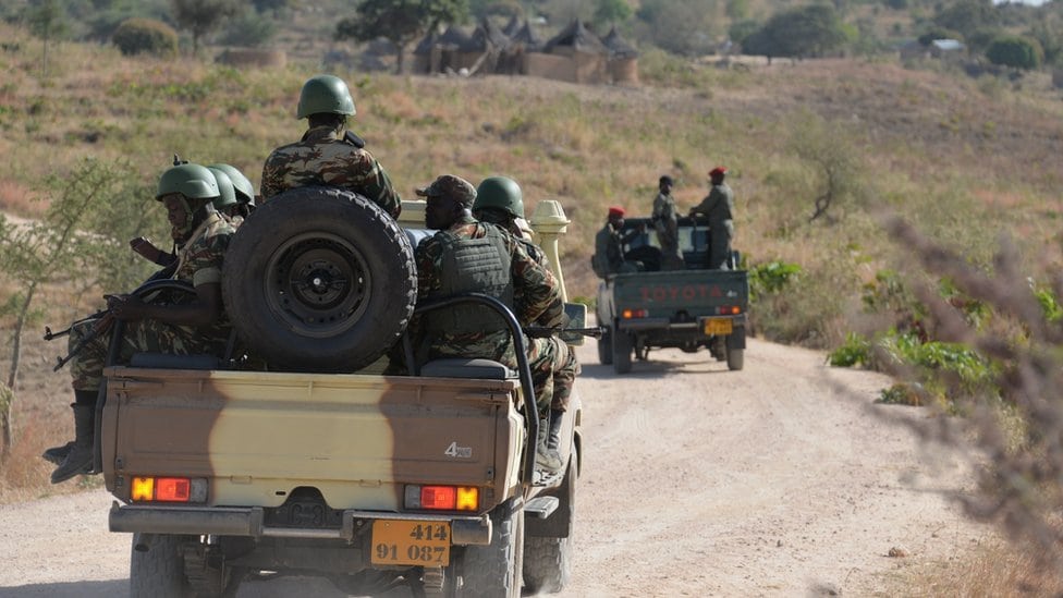 Kamerunski vojnici u pokretu na kolima
