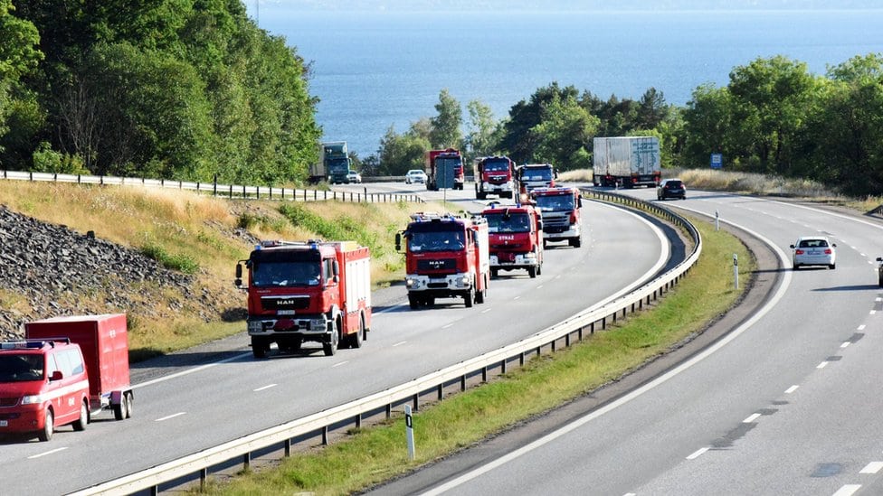 Konvoj poljskih vatrogasaca prolazi jezero Vatern na putu za Upsalu