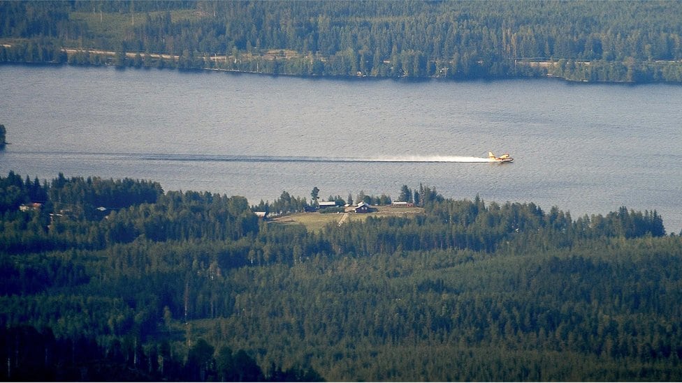 Italijanski bombarder "super skuper" uzima vodu blizu Ljusdala. Švedska 18. jul 2018.