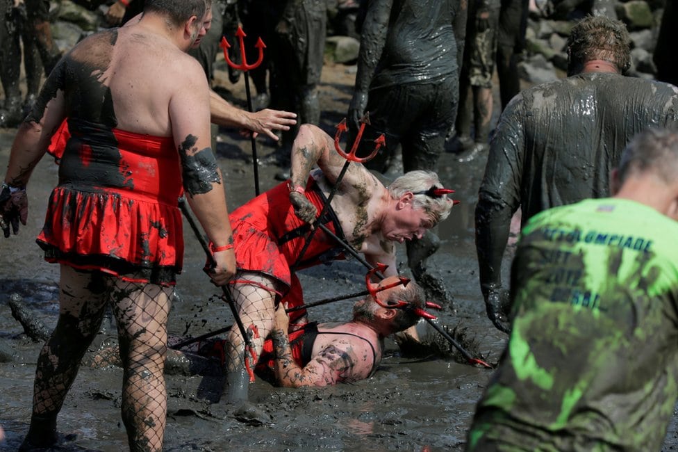 Takmičari Olimpijskih igara u blatu u nemačkom gradu Brunsbitelu