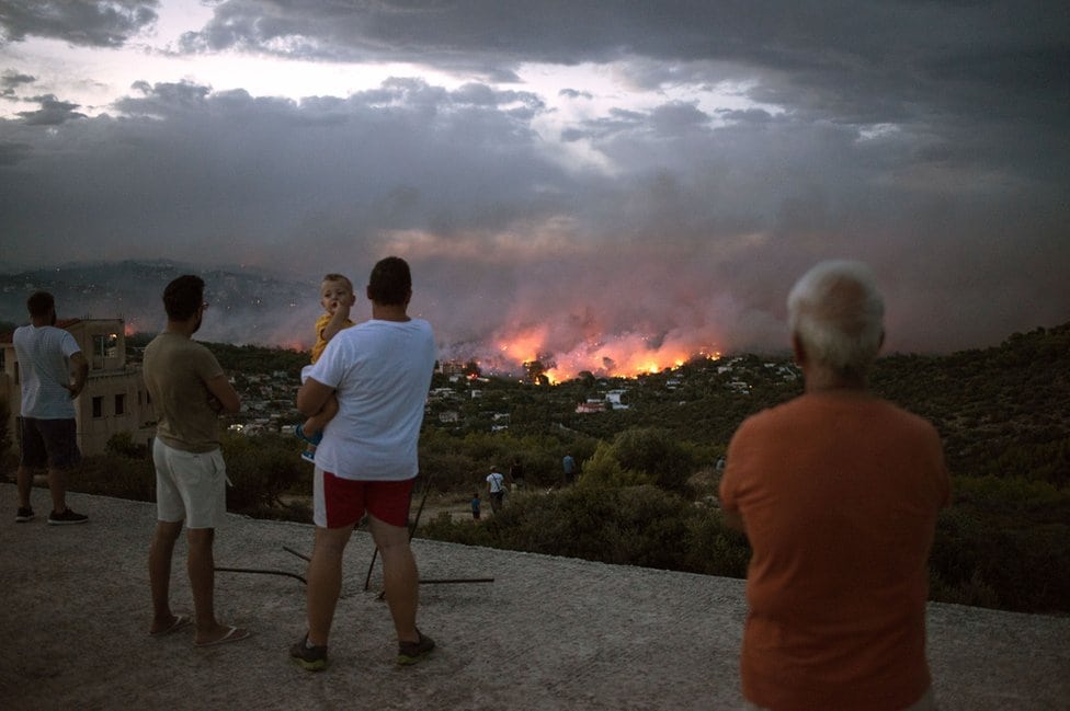 Ljudi sa uzvišenja posmatraju požare u Rafini