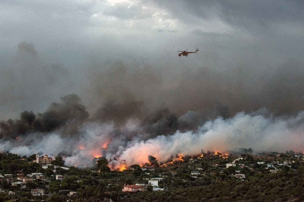 Helikopter gasi požar i nadleće grad Rafina