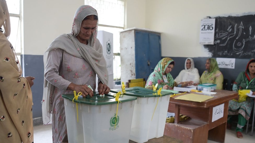 Žena na glasačkom mestu