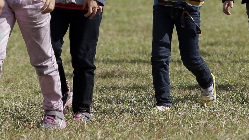 Deca migranti hodaju