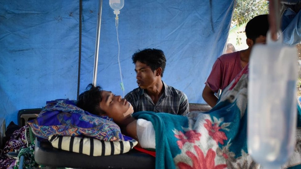 Preživelima se pomoć pruža u šatorima