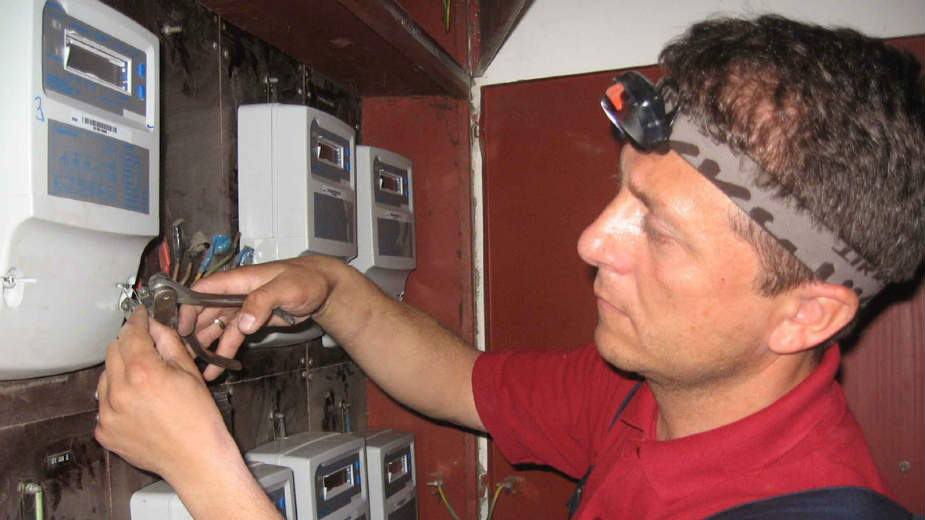 EPS seče struju siromašnima, dok gubitašima i moćnicima svetlo sija 1