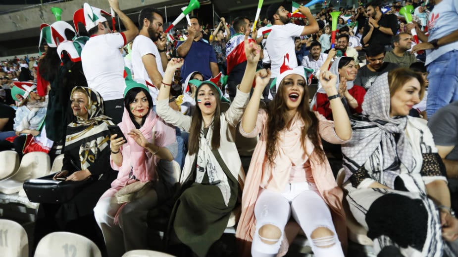 Žene privirile na stadion u Teheranu 1