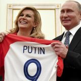 Grabar-Kitarović poklonila Putinu dres hrvatske reprezentacije 6