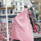 Doček "Vatrenih" u Zagrebu, zapevali sa Tompsonom na Trgu bana Jelačića (VIDEO) 2