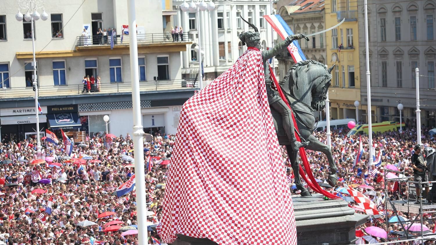 Doček "Vatrenih" u Zagrebu, zapevali sa Tompsonom na Trgu bana Jelačića (VIDEO) 1