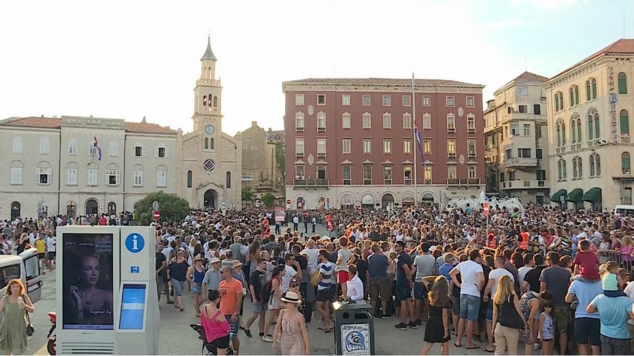 Ispraćaj uz dve topovnjače, zvono Svetog Dujme i petsto brodica 1