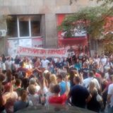 Ansambl iz protesta zaigrao na ulici 10