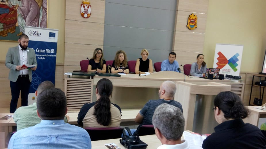 Dodeljeni sertifikati polaznicima obuke ''Znanjem do posla'' u Pirotu 1