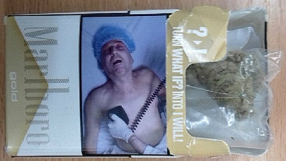 Droga u donjem vešu, kutiji cigareta i džepu spakovanih farmerki 1