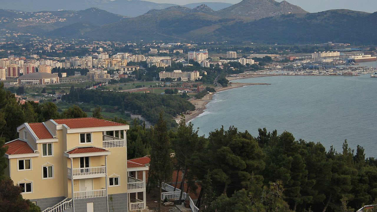 Američki brod u Baru 1