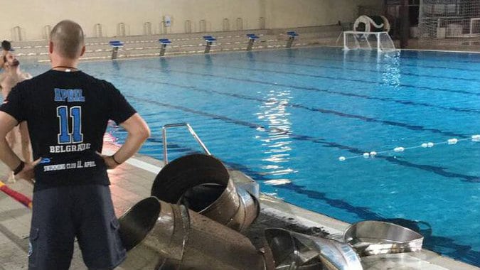 Novi Beograd: Zatvoren bazen nakon što se cev obrušila sa plafona (VIDEO) 1