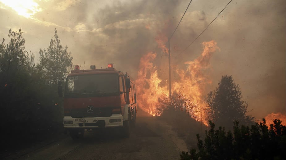 Požari u blizini Atine, Grcima naloženo da napuste domove 1