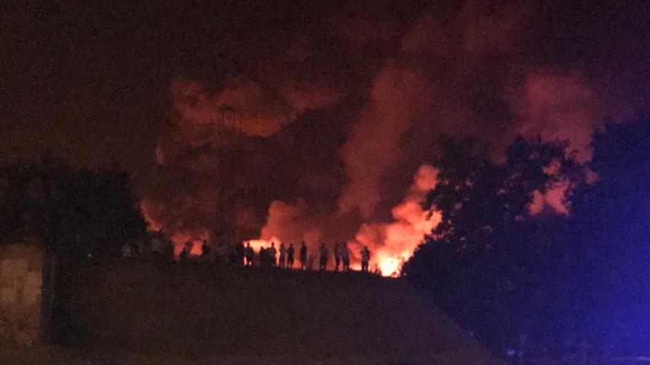 Požar u Zemunu lokalizovan, četiri vatrogasca lakše povređena (VIDEO) 1