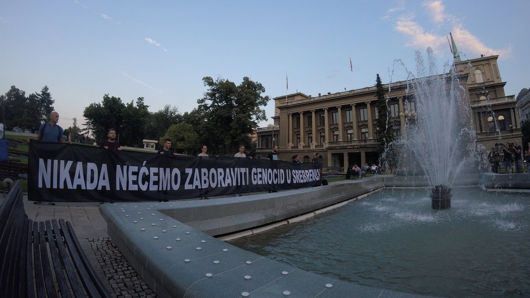 Kordoni oko skupa za Srebrenicu u Beogradu 1