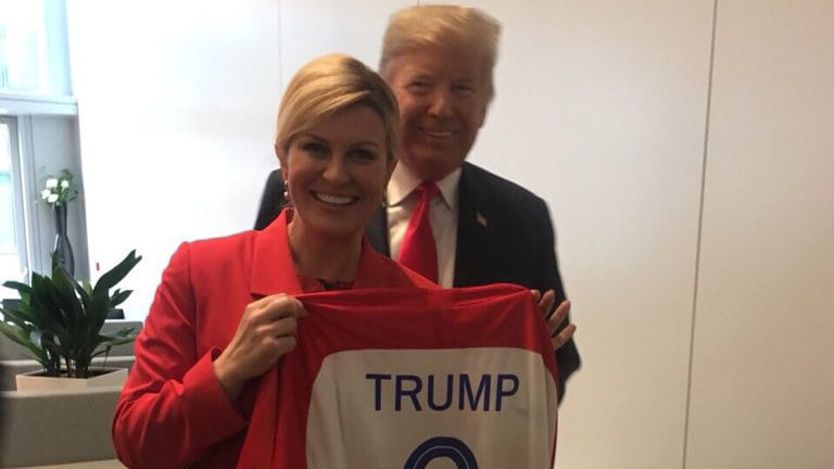 Kitarović podelila dresove svetskim liderima na NATO samitu 1