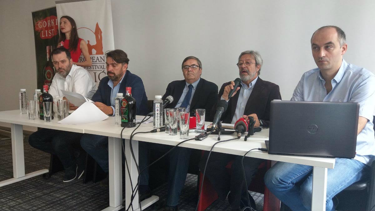 Bez pevanja i igranja, s fokusom na film 1