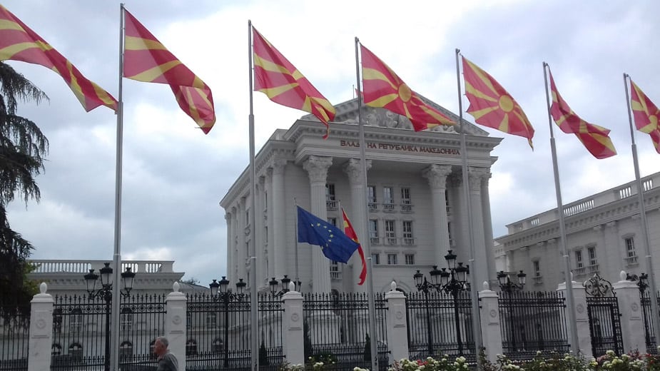 Fizički sukob u parlamentu Severne Makedonije, šoljicom za kafu gađao poslanika 1