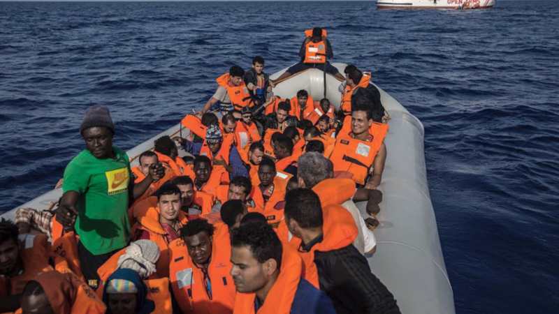 Brod sa spasenih 75 migranata blokiran kod obale Tunisa 1