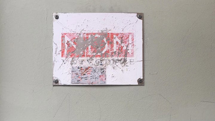 NDNV: Oskranvljena tabla sa imenom udruženja 1 NDNV: Oskranvljena tabla sa imenom udruženja 1