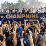 Milion ljudi na dočeku fudbalera u Parizu 4